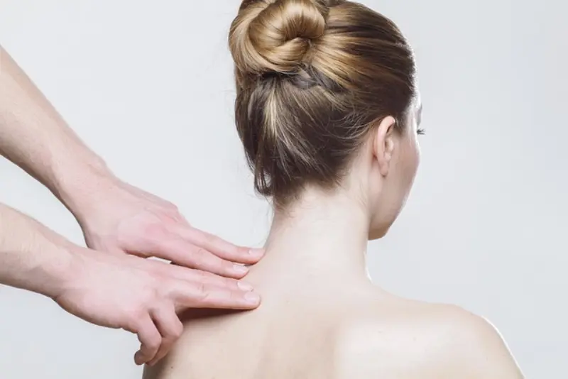 Hair Fall Treatment: Natural Oils & Gharelu Nuskhe – بالوں کے گرنے کا علاج: قدرتی تیل اور گھریلو نسخے